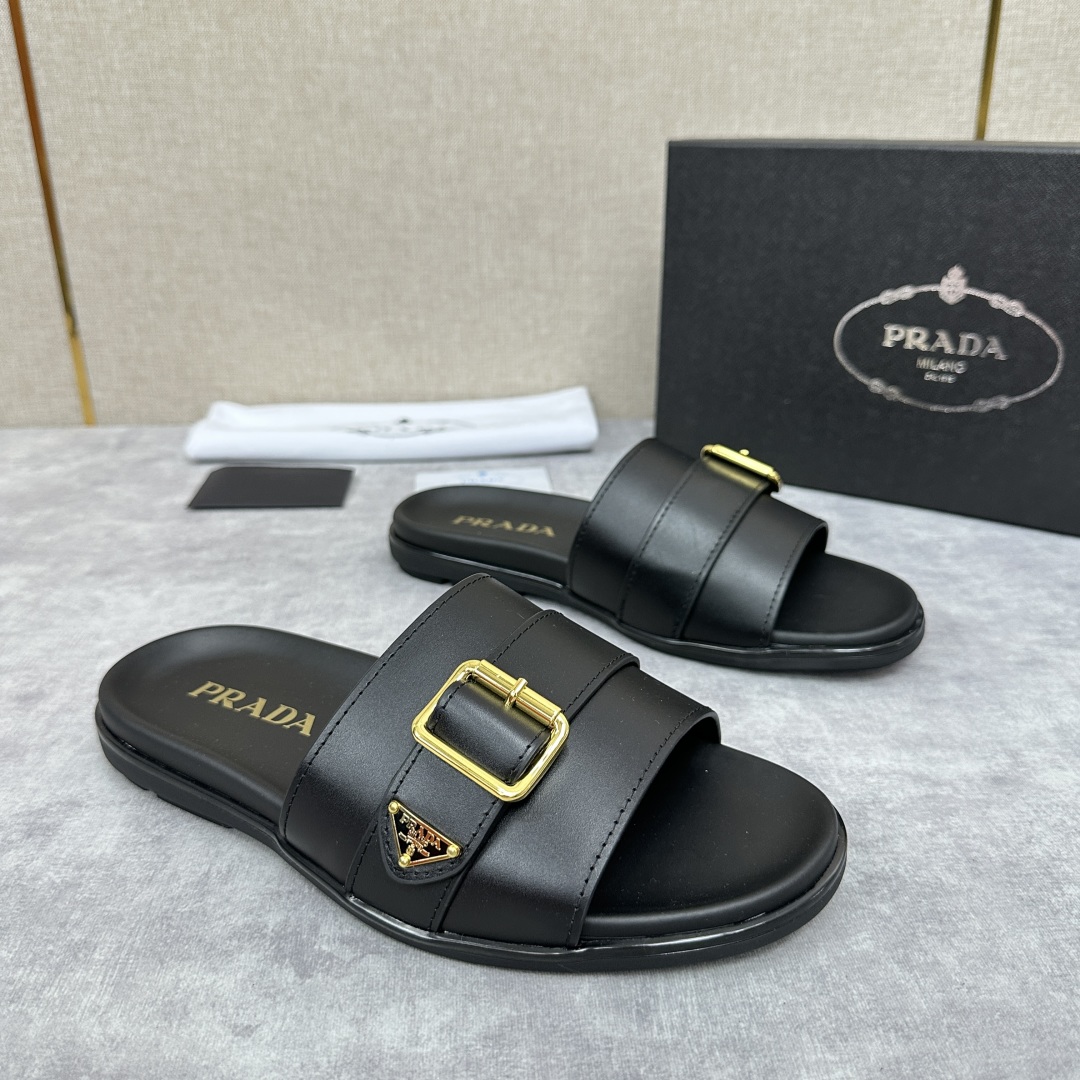 💋💍P家新品   Prad*  普拉-达 新款男士皮革一字直拖   这款拖鞋采用小牛皮/三角布/鳄鱼纹牛