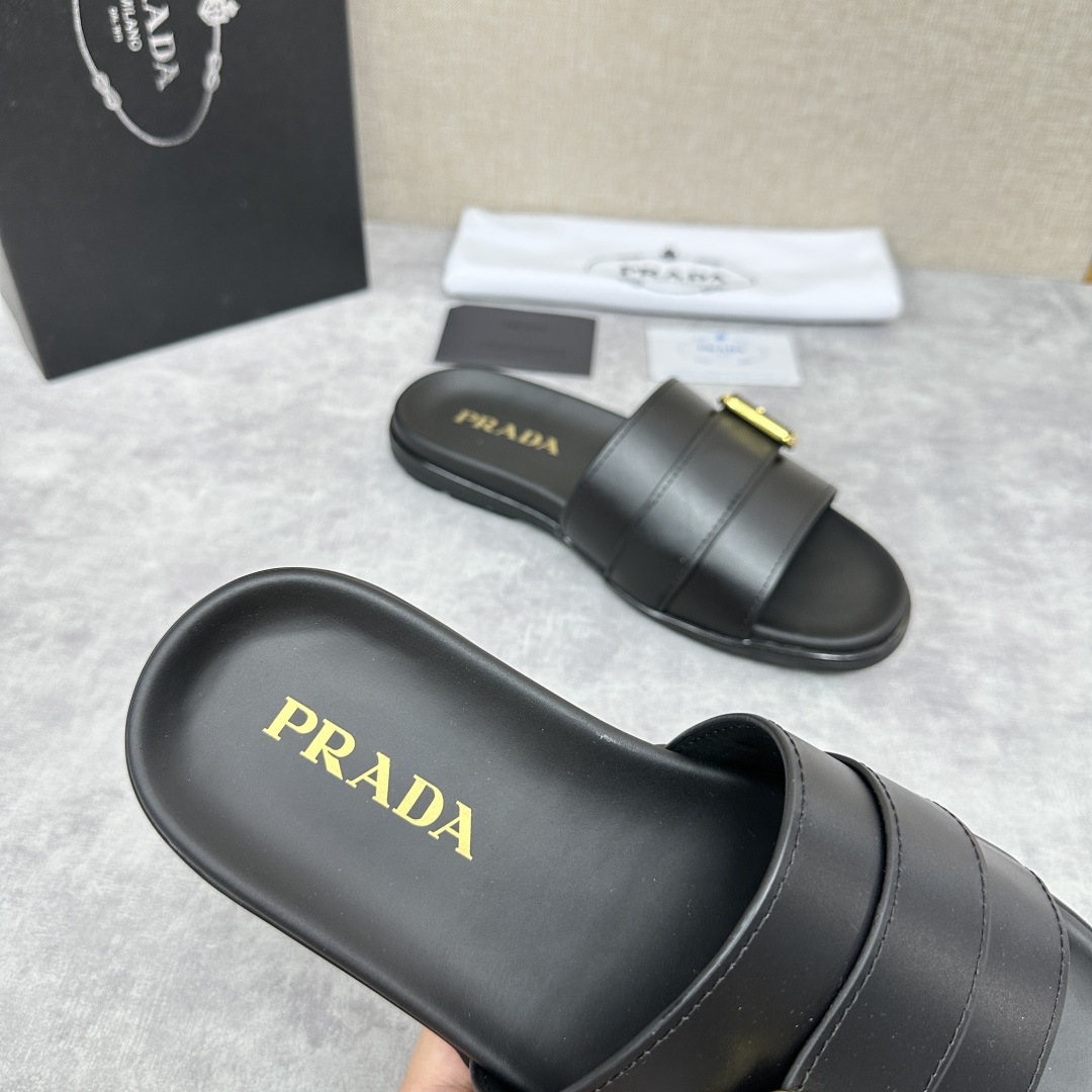 💋💍P家新品   Prad*  普拉-达 新款男士皮革一字直拖   这款拖鞋采用小牛皮/三角布/鳄鱼纹牛