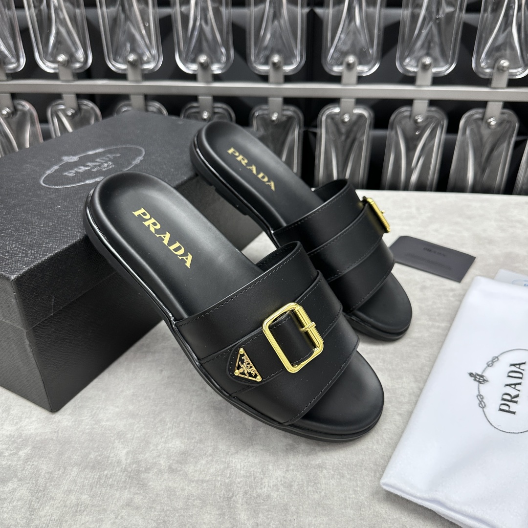 💋💍P家新品   Prad*  普拉-达 新款男士皮革一字直拖   这款拖鞋采用小牛皮/三角布/鳄鱼纹牛