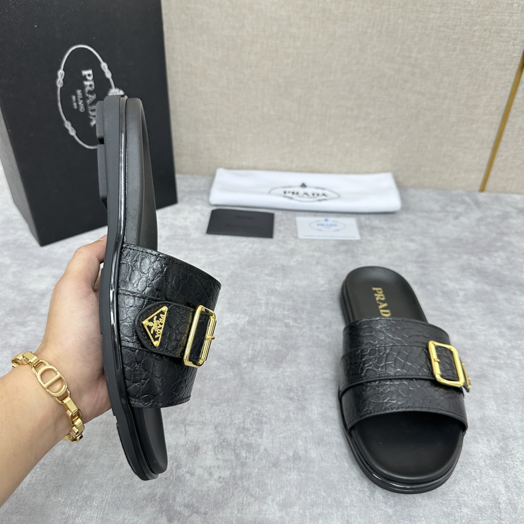 💋💍P家新品   Prad*  普拉-达 新款男士皮革一字直拖   这款拖鞋采用小牛皮/三角布/鳄鱼纹牛