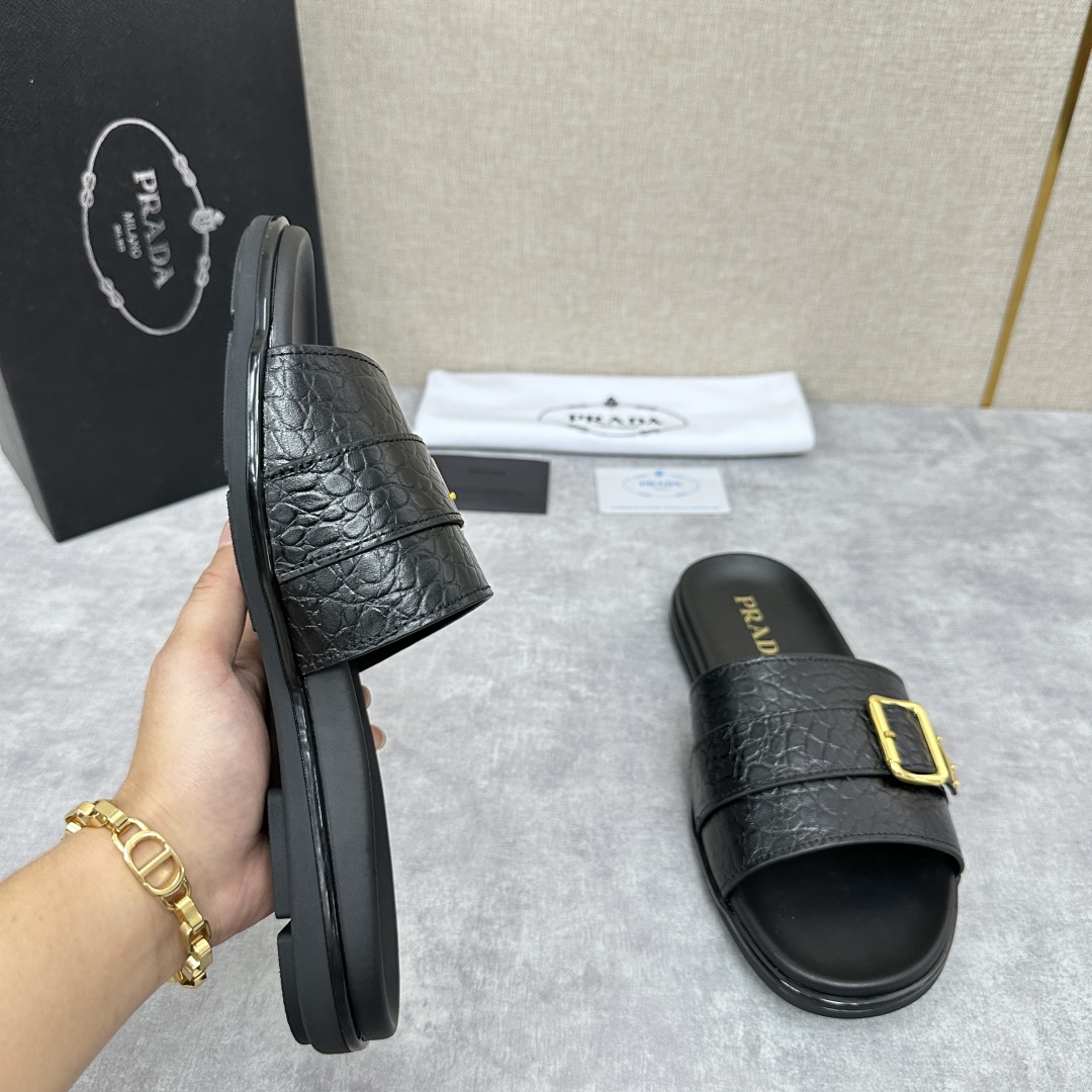 💋💍P家新品   Prad*  普拉-达 新款男士皮革一字直拖   这款拖鞋采用小牛皮/三角布/鳄鱼纹牛