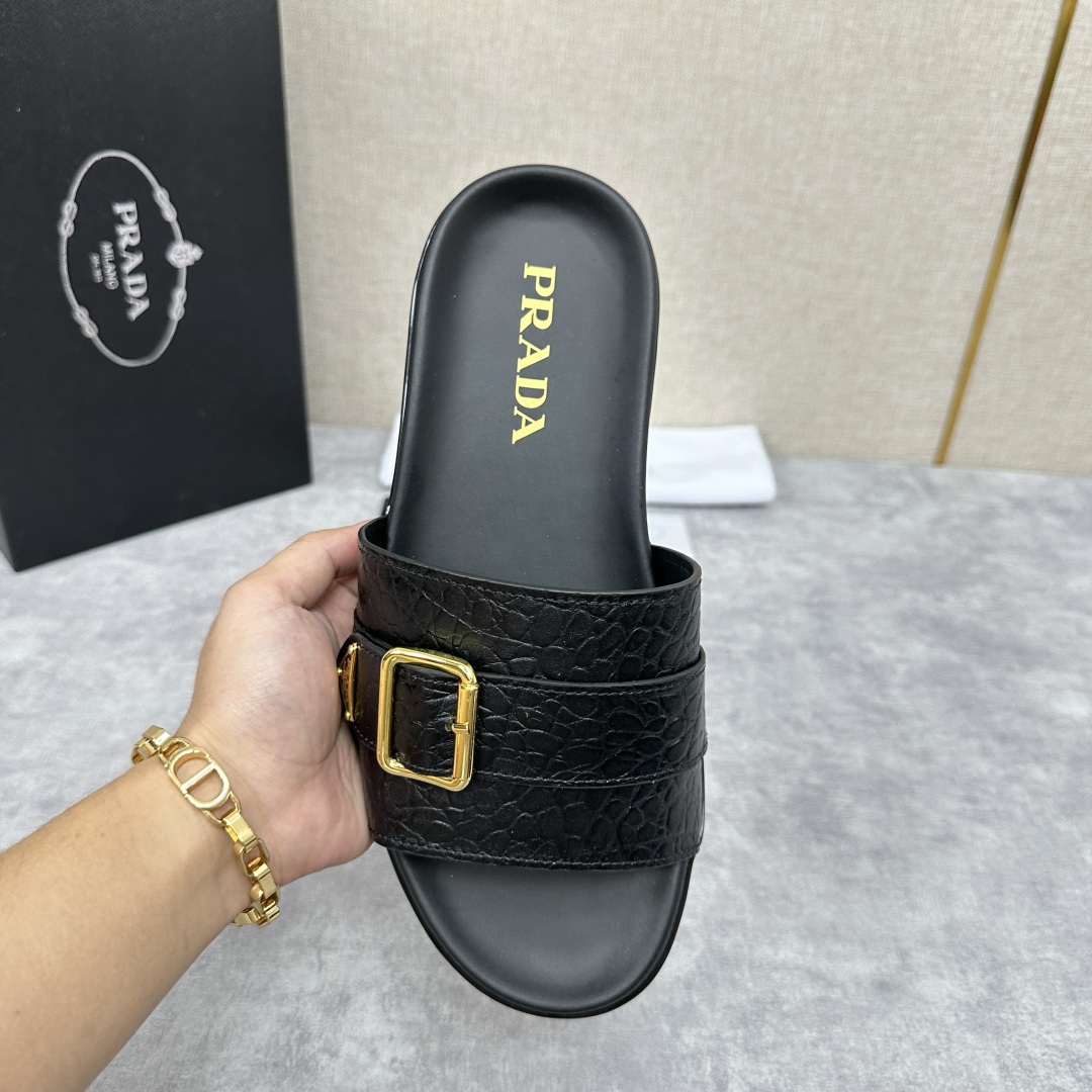 💋💍P家新品   Prad*  普拉-达 新款男士皮革一字直拖   这款拖鞋采用小牛皮/三角布/鳄鱼纹牛