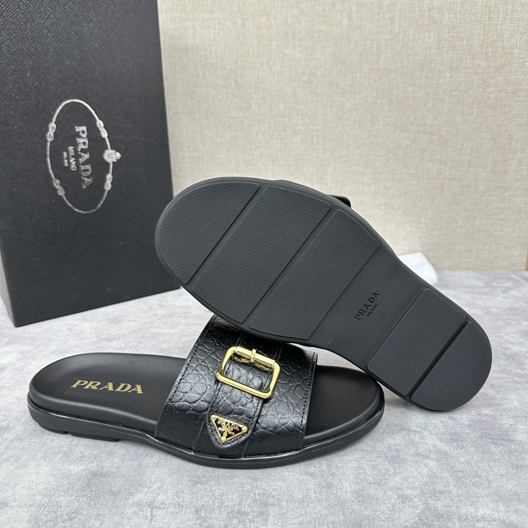 💋💍P家新品   Prad*  普拉-达 新款男士皮革一字直拖   这款拖鞋采用小牛皮/三角布/鳄鱼纹牛
