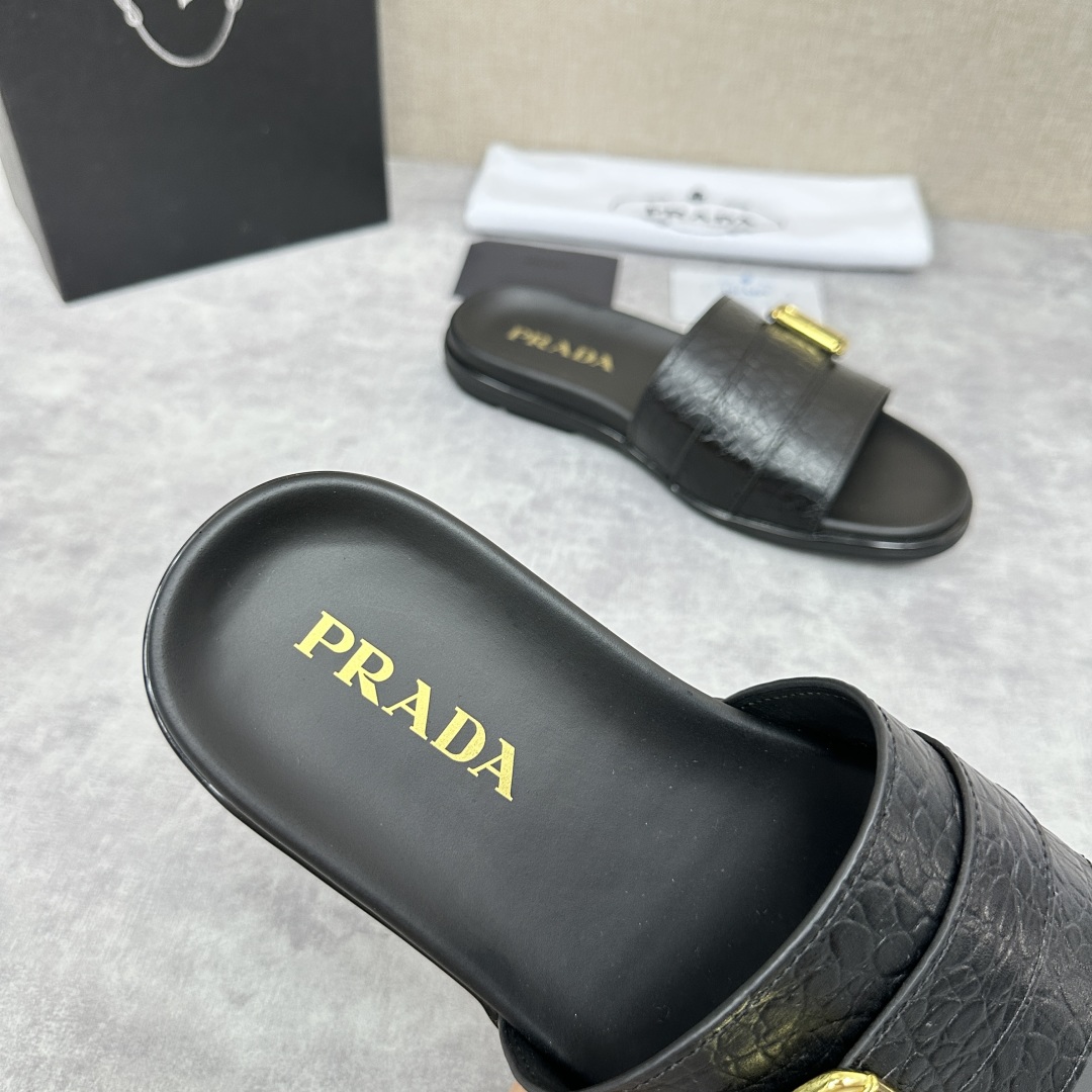 💋💍P家新品   Prad*  普拉-达 新款男士皮革一字直拖   这款拖鞋采用小牛皮/三角布/鳄鱼纹牛
