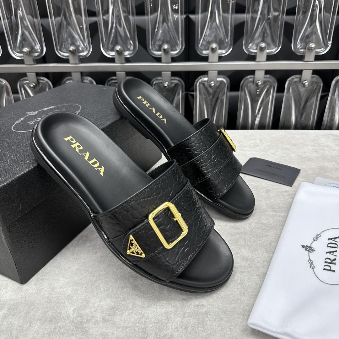 💋💍P家新品   Prad*  普拉-达 新款男士皮革一字直拖   这款拖鞋采用小牛皮/三角布/鳄鱼纹牛