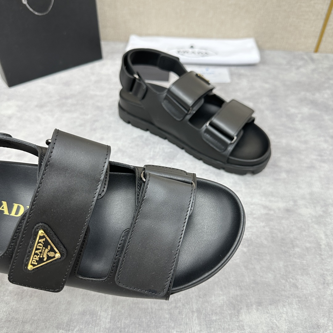 💋💍P家新品   Prad*  普拉-达 新款男士皮革凉拖   官方   9,700  这款拖鞋采用小牛
