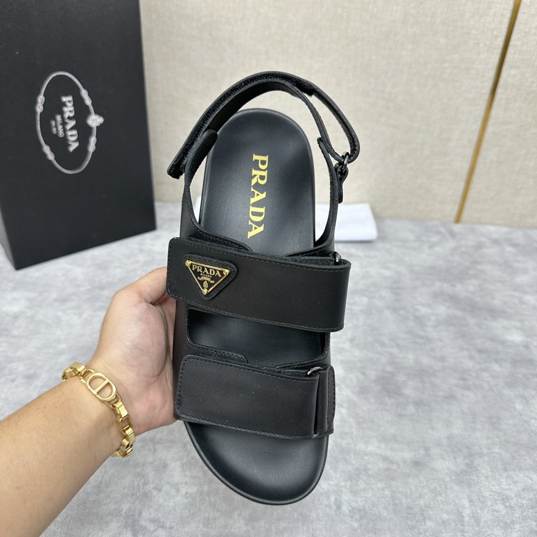 💋💍P家新品   Prad*  普拉-达 新款男士皮革凉拖   官方   9,700  这款拖鞋采用小牛