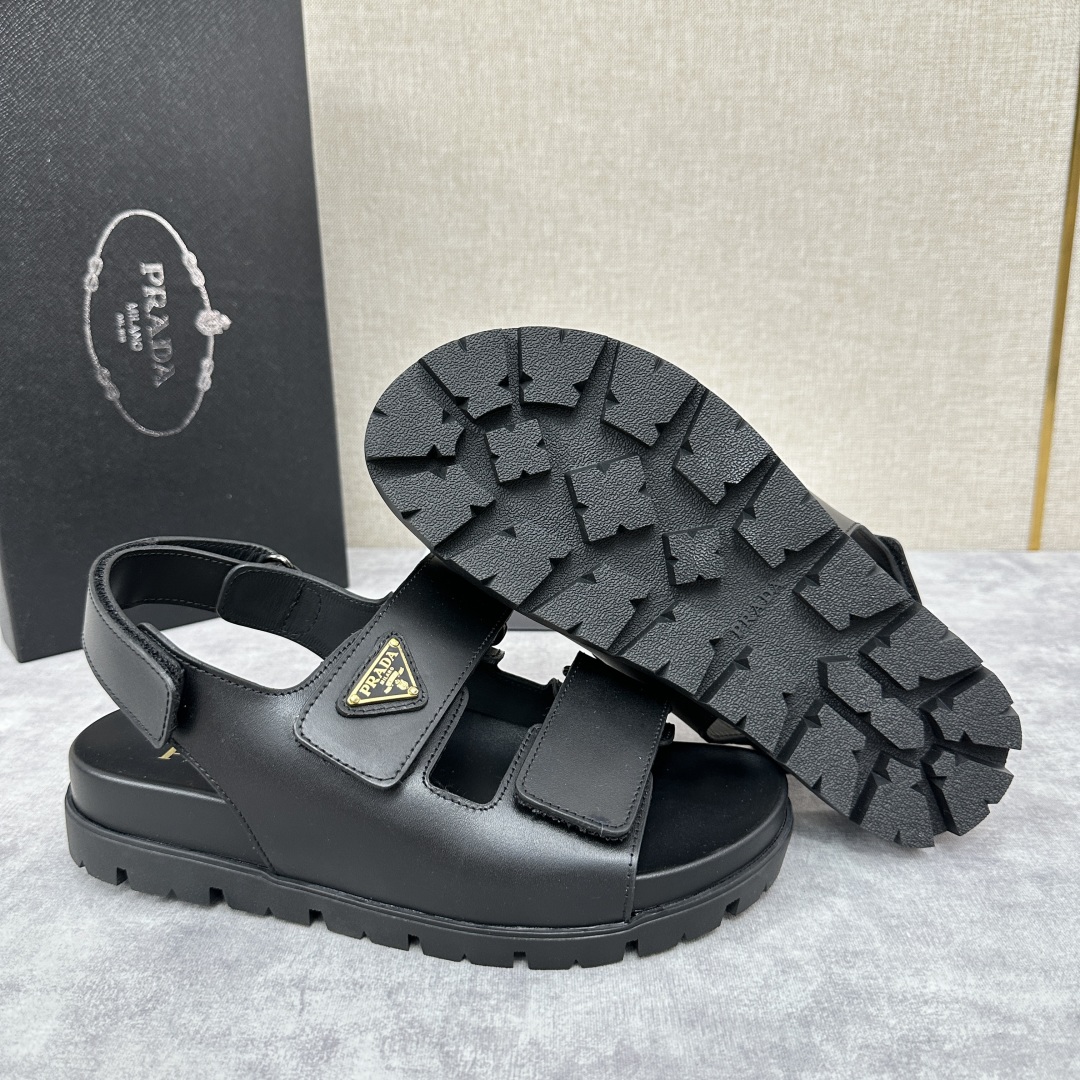 💋💍P家新品   Prad*  普拉-达 新款男士皮革凉拖   官方   9,700  这款拖鞋采用小牛