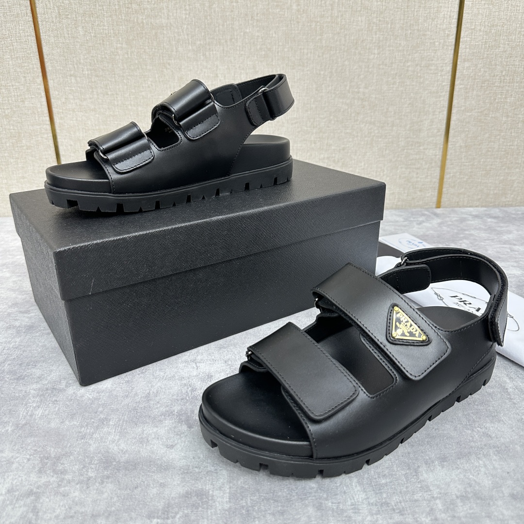💋💍P家新品   Prad*  普拉-达 新款男士皮革凉拖   官方   9,700  这款拖鞋采用小牛