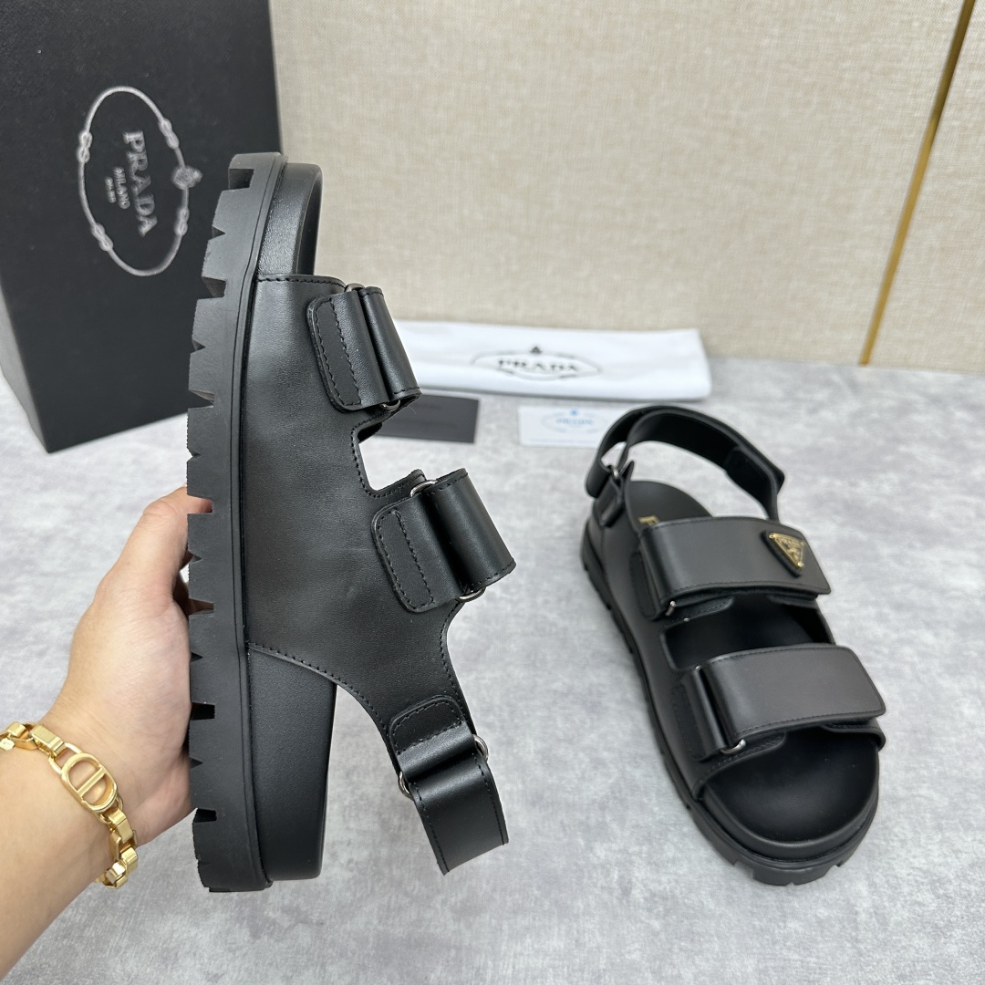 💋💍P家新品   Prad*  普拉-达 新款男士皮革凉拖   官方   9,700  这款拖鞋采用小牛