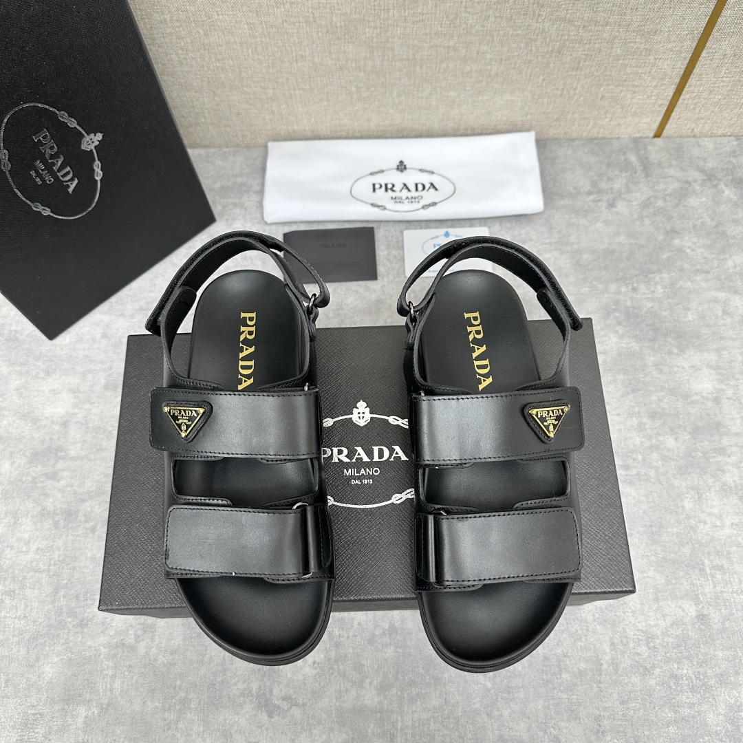 💋💍P家新品   Prad*  普拉-达 新款男士皮革凉拖   官方   9,700  这款拖鞋采用小牛