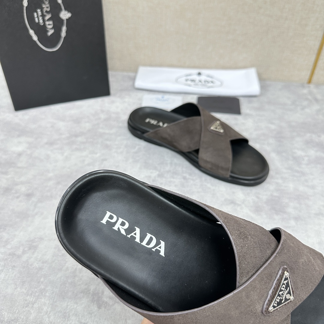 💋💍P家新品  Prad* 普拉-达  新款男士柔软羊皮拖鞋   这款极简拖鞋采用羊皮交叉鞋面打造  塑