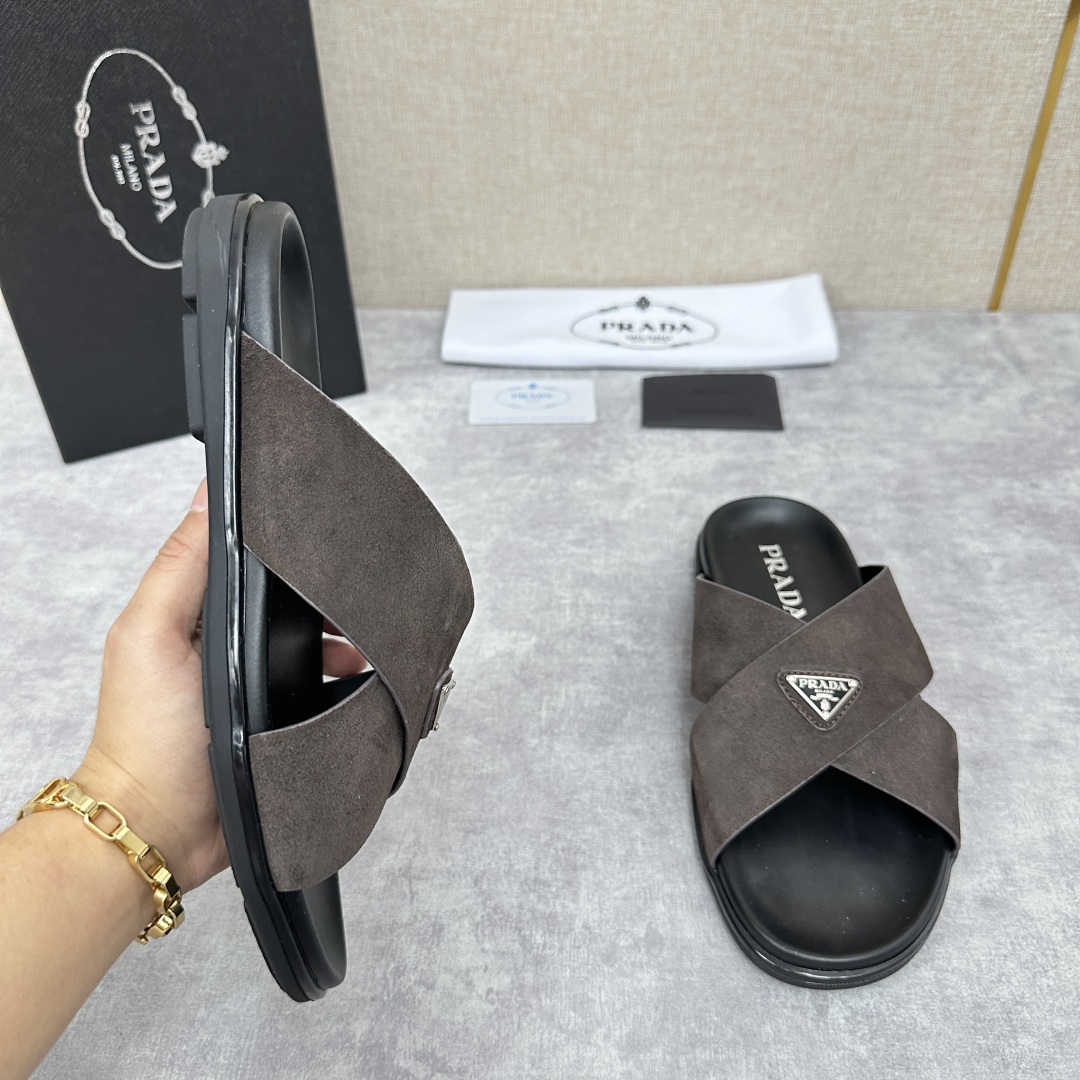 💋💍P家新品  Prad* 普拉-达  新款男士柔软羊皮拖鞋   这款极简拖鞋采用羊皮交叉鞋面打造  塑