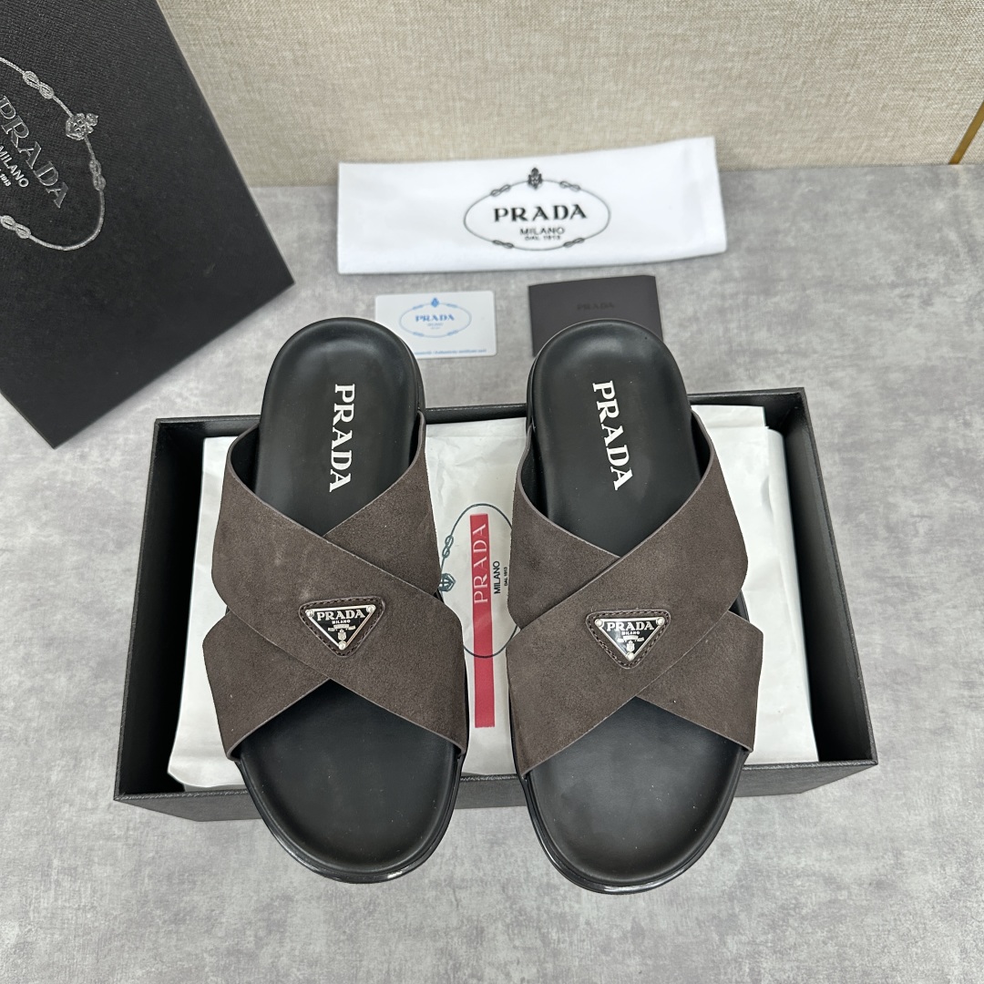 💋💍P家新品  Prad* 普拉-达  新款男士柔软羊皮拖鞋   这款极简拖鞋采用羊皮交叉鞋面打造  塑