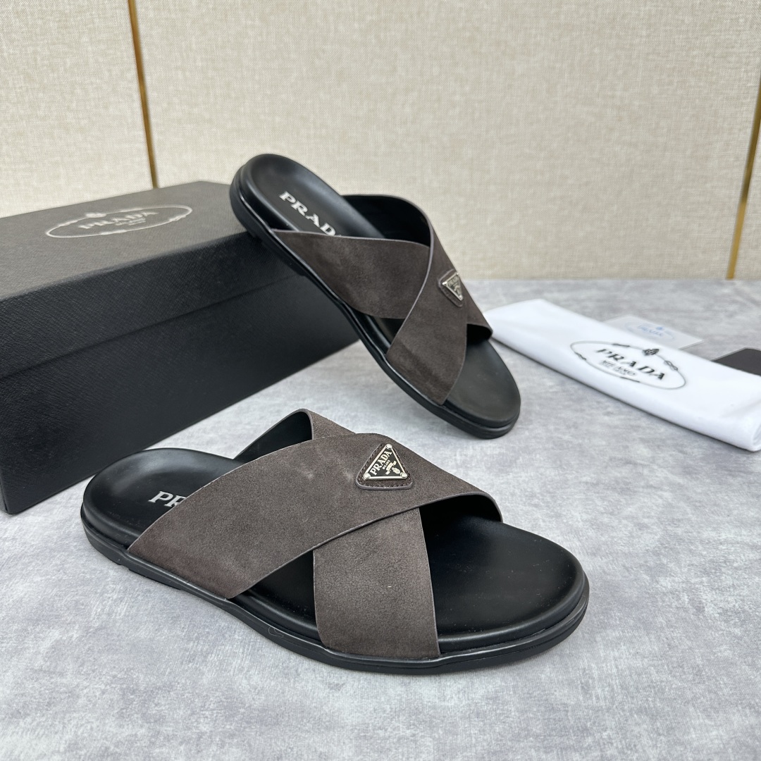 💋💍P家新品  Prad* 普拉-达  新款男士柔软羊皮拖鞋   这款极简拖鞋采用羊皮交叉鞋面打造  塑