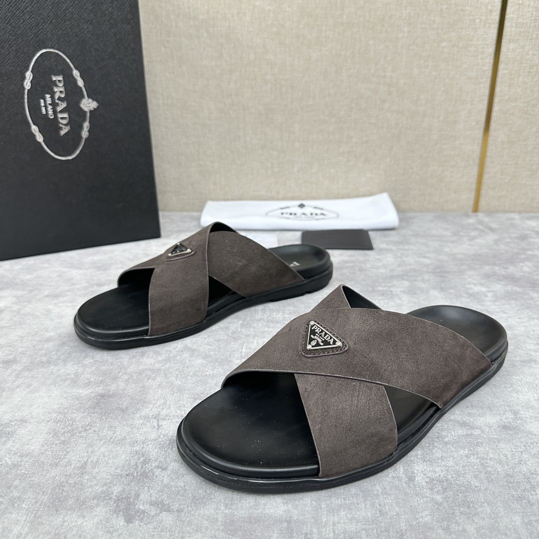 💋💍P家新品  Prad* 普拉-达  新款男士柔软羊皮拖鞋   这款极简拖鞋采用羊皮交叉鞋面打造  塑