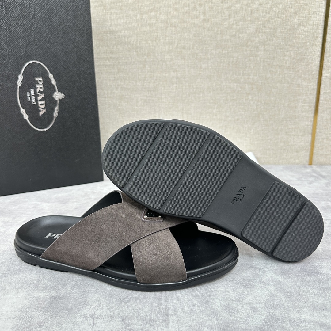 💋💍P家新品  Prad* 普拉-达  新款男士柔软羊皮拖鞋   这款极简拖鞋采用羊皮交叉鞋面打造  塑