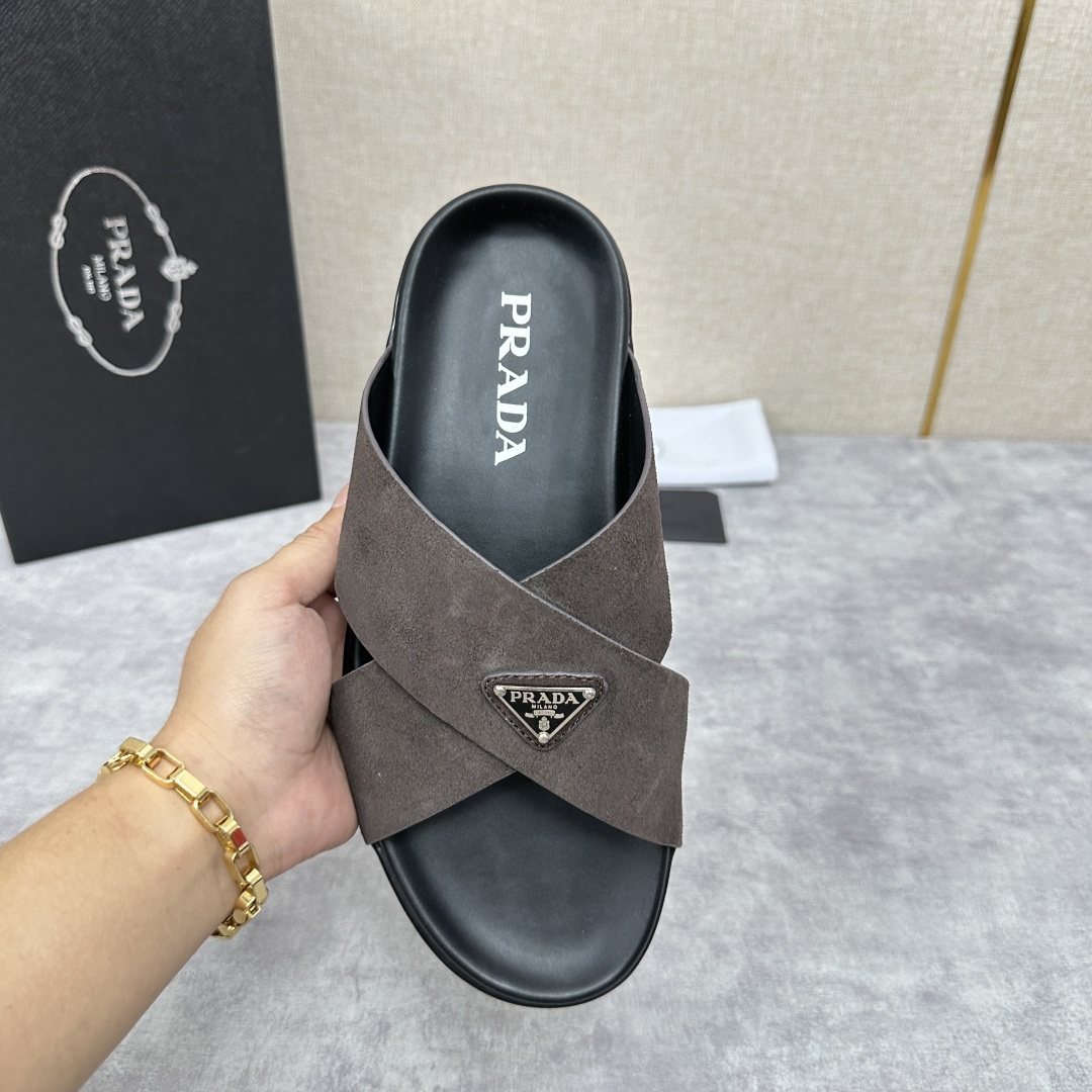 💋💍P家新品  Prad* 普拉-达  新款男士柔软羊皮拖鞋   这款极简拖鞋采用羊皮交叉鞋面打造  塑