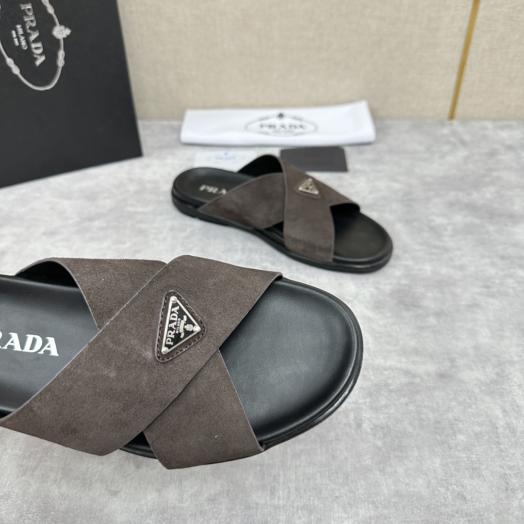 💋💍P家新品  Prad* 普拉-达  新款男士柔软羊皮拖鞋   这款极简拖鞋采用羊皮交叉鞋面打造  塑