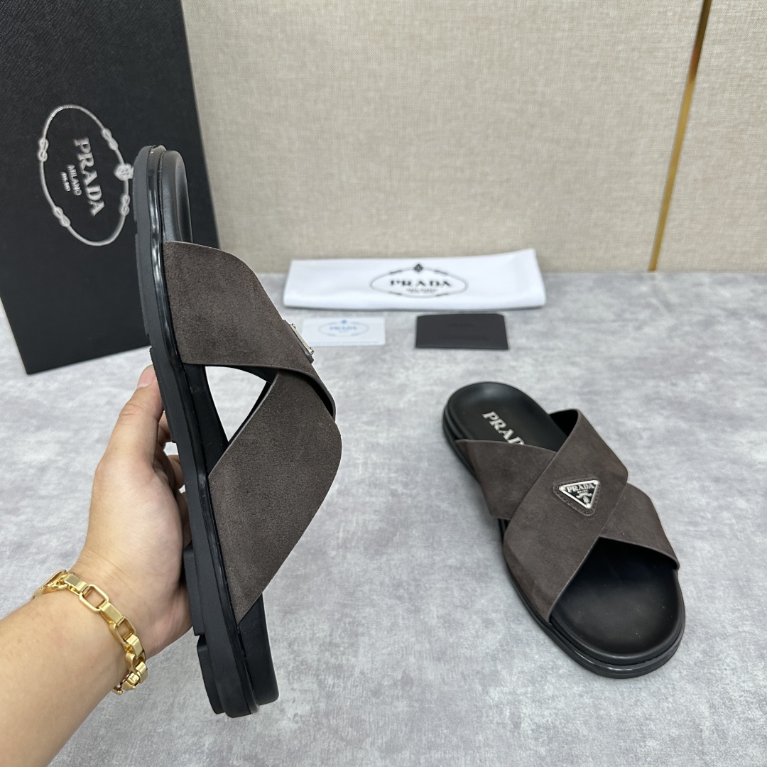 💋💍P家新品  Prad* 普拉-达  新款男士柔软羊皮拖鞋   这款极简拖鞋采用羊皮交叉鞋面打造  塑
