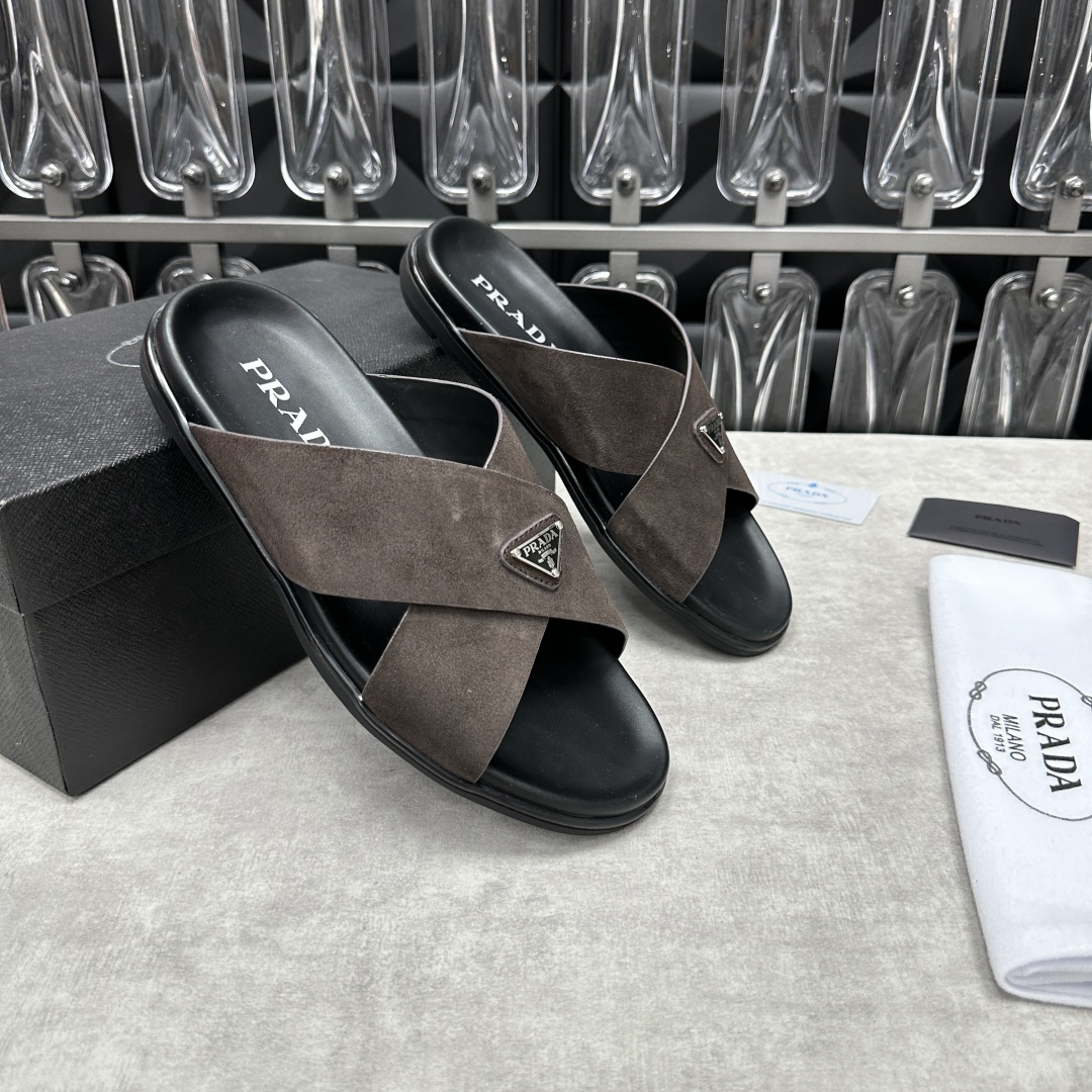 💋💍P家新品  Prad* 普拉-达  新款男士柔软羊皮拖鞋   这款极简拖鞋采用羊皮交叉鞋面打造  塑