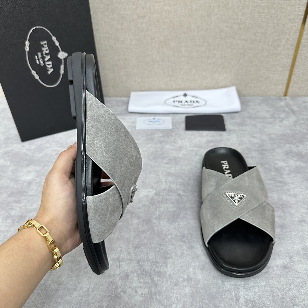 💋💍P家新品  Prad* 普拉-达  新款男士柔软羊皮拖鞋   这款极简拖鞋采用羊皮交叉鞋面打造  塑
