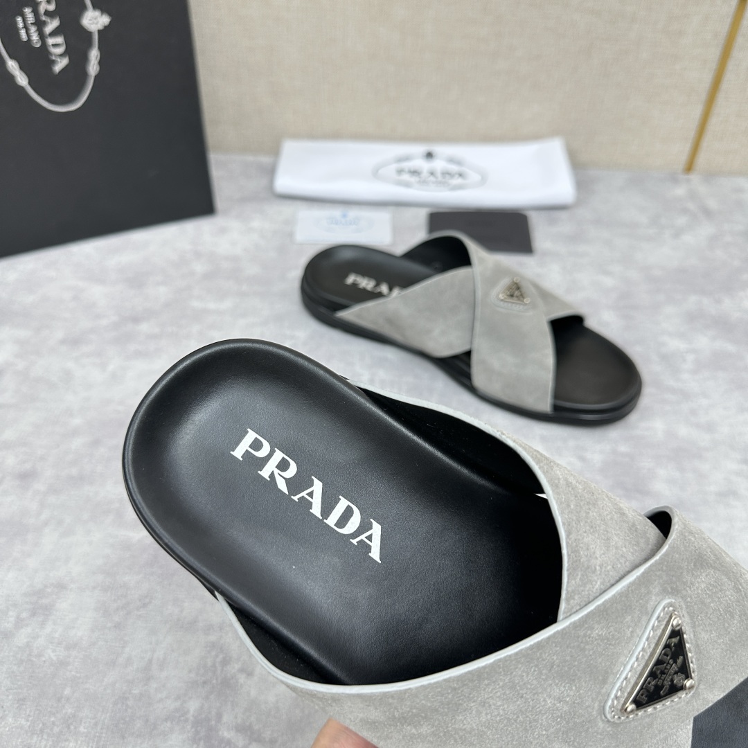 💋💍P家新品  Prad* 普拉-达  新款男士柔软羊皮拖鞋   这款极简拖鞋采用羊皮交叉鞋面打造  塑
