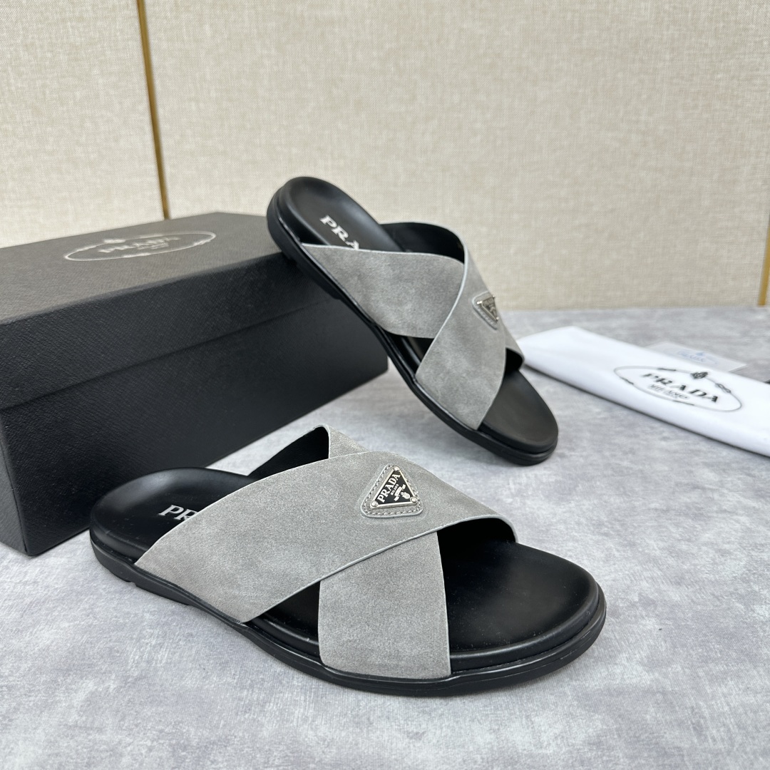 💋💍P家新品  Prad* 普拉-达  新款男士柔软羊皮拖鞋   这款极简拖鞋采用羊皮交叉鞋面打造  塑