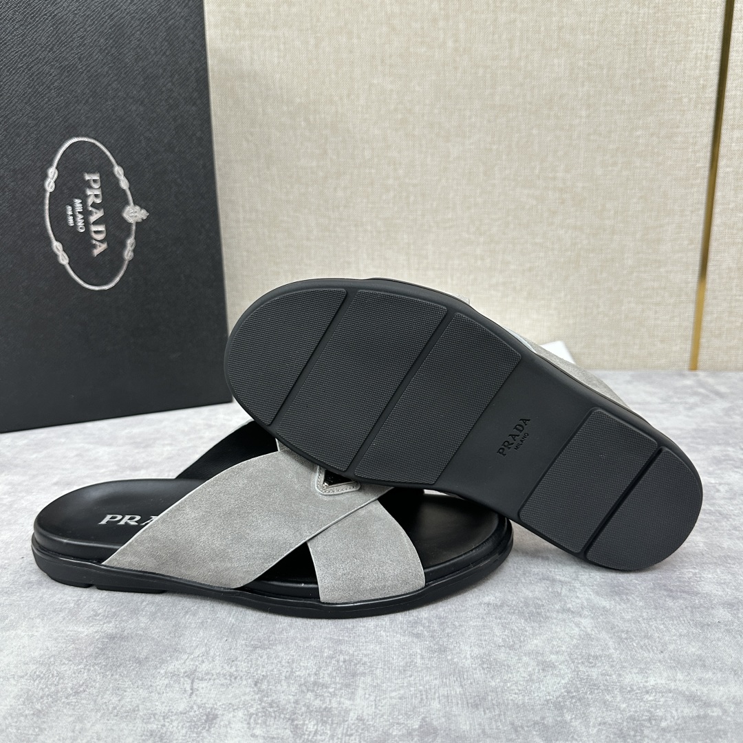 💋💍P家新品  Prad* 普拉-达  新款男士柔软羊皮拖鞋   这款极简拖鞋采用羊皮交叉鞋面打造  塑