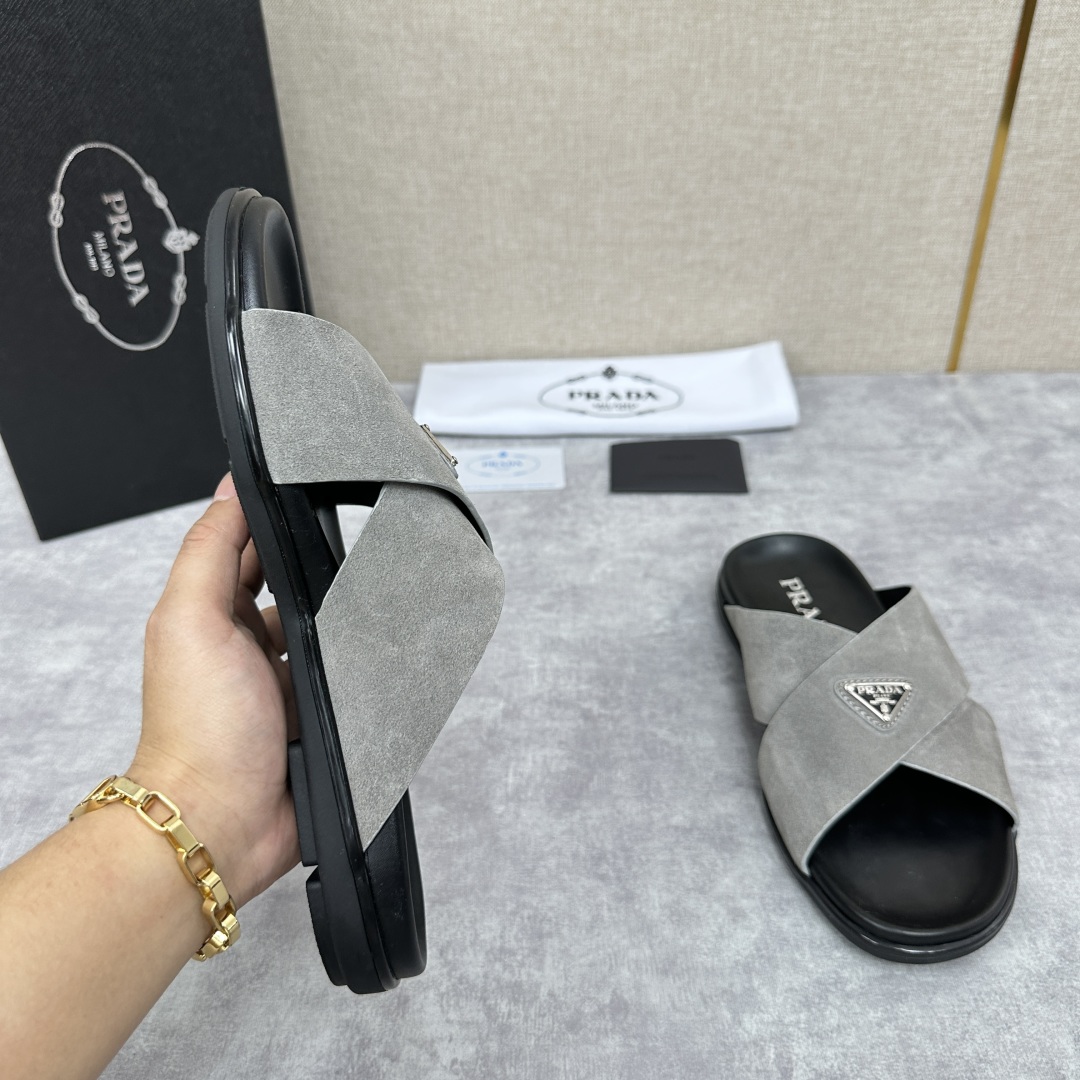 💋💍P家新品  Prad* 普拉-达  新款男士柔软羊皮拖鞋   这款极简拖鞋采用羊皮交叉鞋面打造  塑