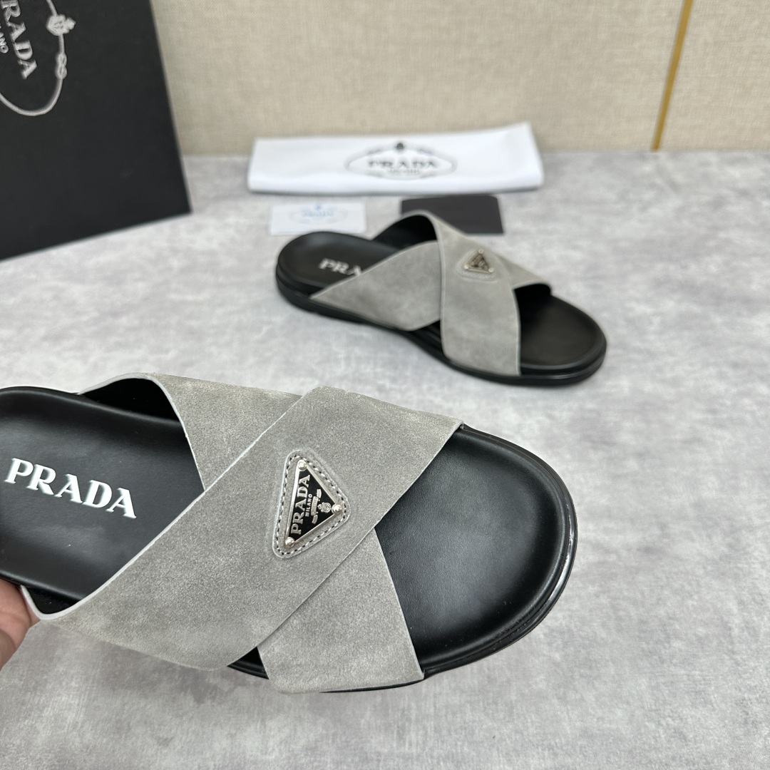 💋💍P家新品  Prad* 普拉-达  新款男士柔软羊皮拖鞋   这款极简拖鞋采用羊皮交叉鞋面打造  塑