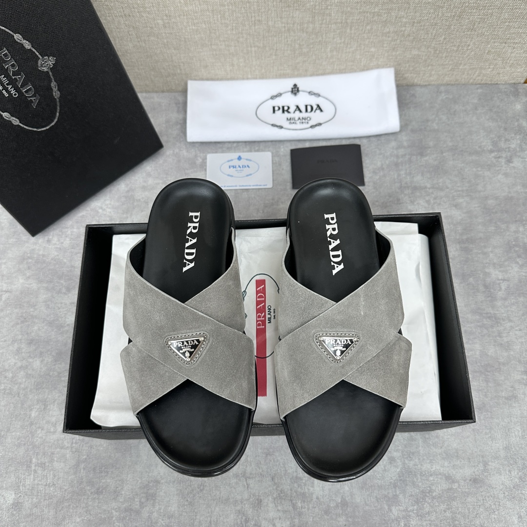 💋💍P家新品  Prad* 普拉-达  新款男士柔软羊皮拖鞋   这款极简拖鞋采用羊皮交叉鞋面打造  塑
