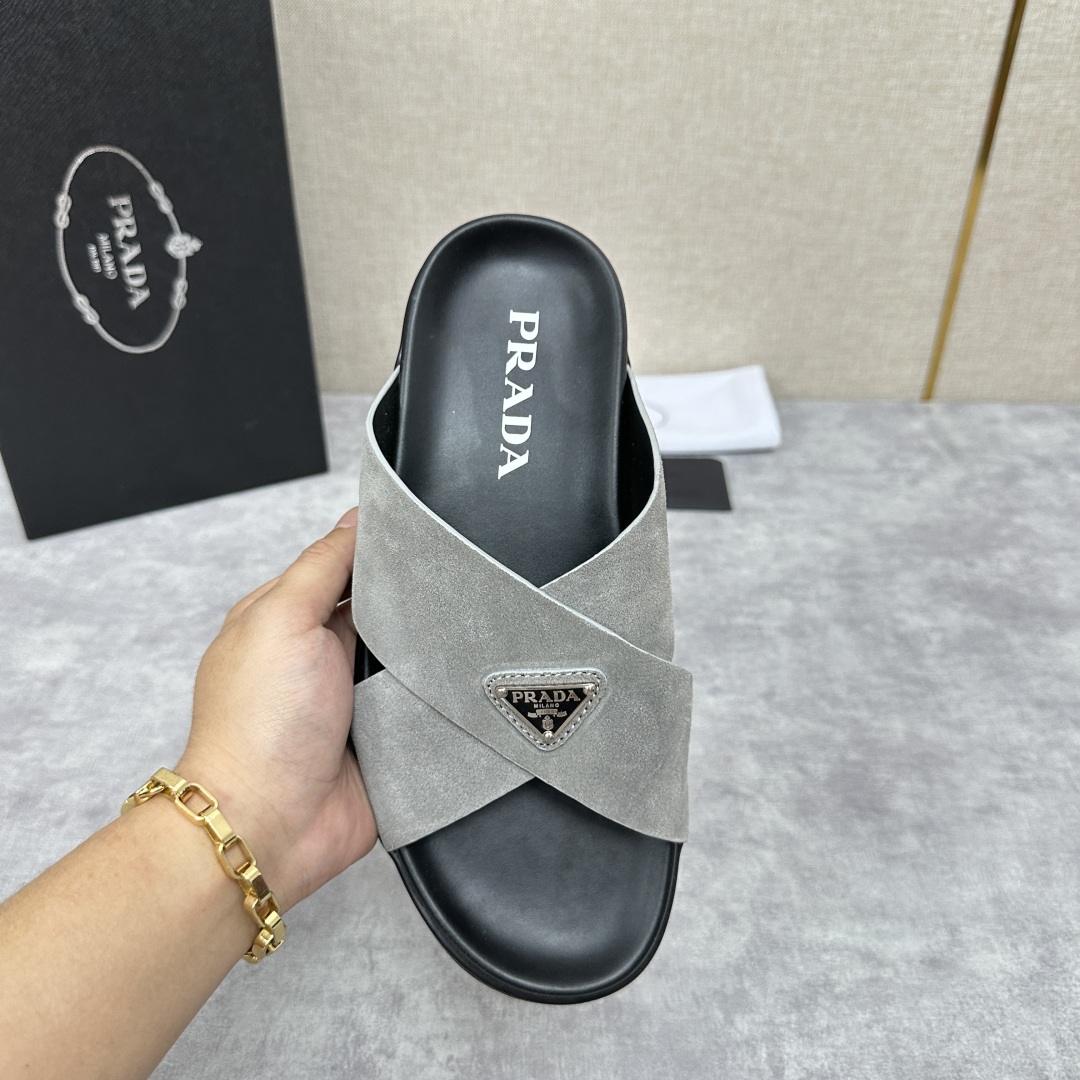 💋💍P家新品  Prad* 普拉-达  新款男士柔软羊皮拖鞋   这款极简拖鞋采用羊皮交叉鞋面打造  塑