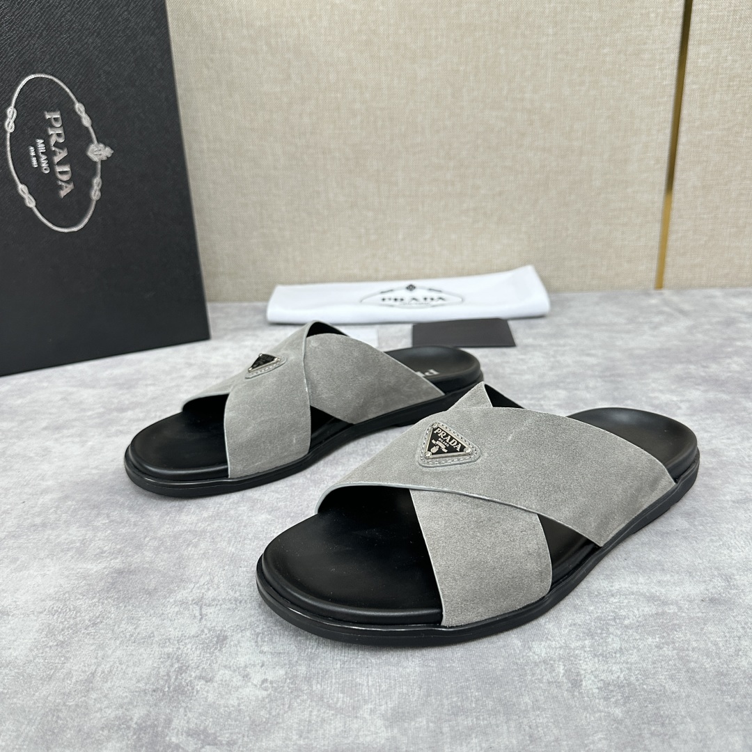 💋💍P家新品  Prad* 普拉-达  新款男士柔软羊皮拖鞋   这款极简拖鞋采用羊皮交叉鞋面打造  塑
