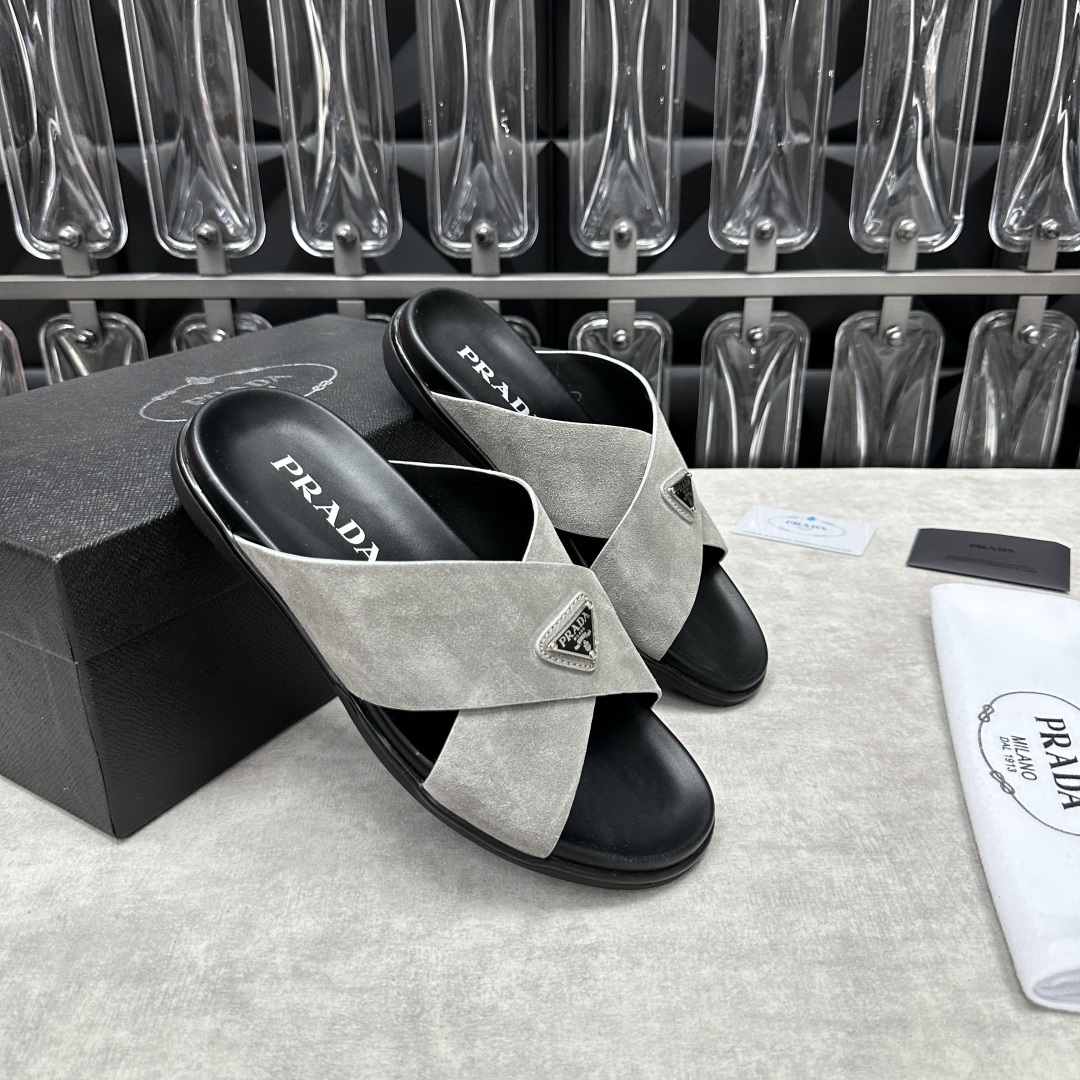 💋💍P家新品  Prad* 普拉-达  新款男士柔软羊皮拖鞋   这款极简拖鞋采用羊皮交叉鞋面打造  塑