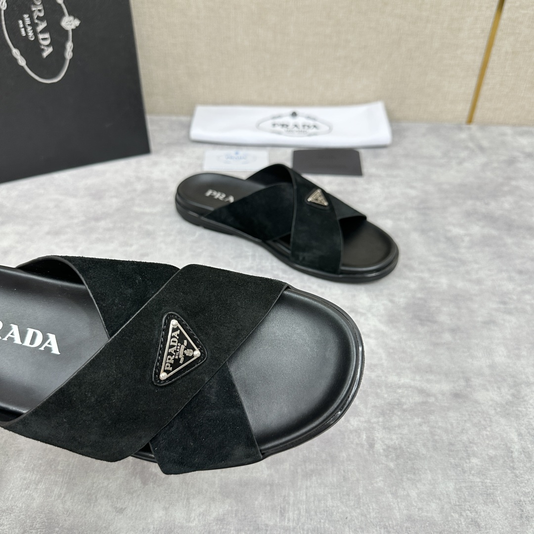💋💍P家新品  Prad* 普拉-达  新款男士柔软羊皮拖鞋   这款极简拖鞋采用羊皮交叉鞋面打造  塑