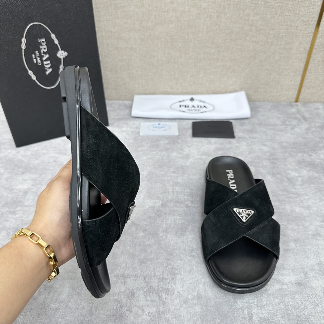💋💍P家新品  Prad* 普拉-达  新款男士柔软羊皮拖鞋   这款极简拖鞋采用羊皮交叉鞋面打造  塑