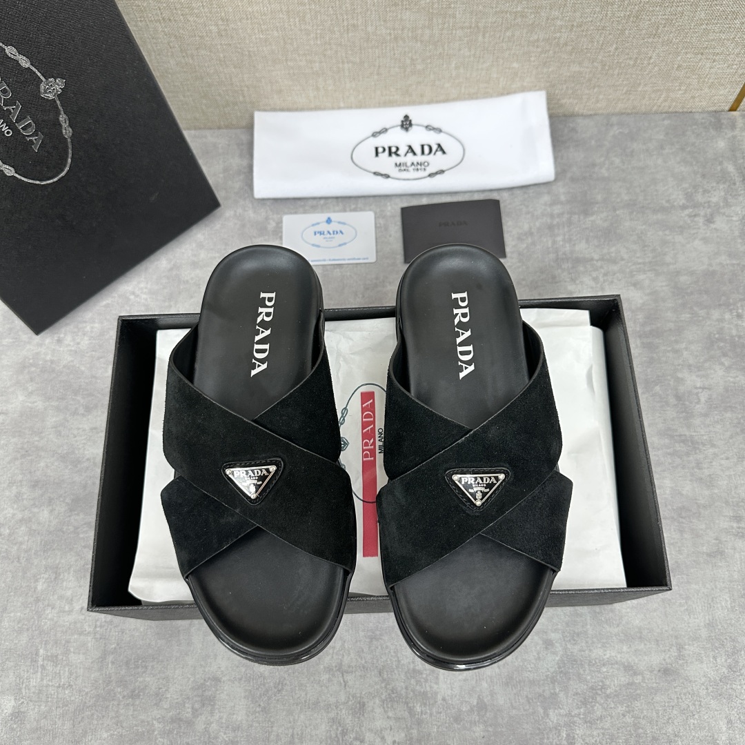 💋💍P家新品  Prad* 普拉-达  新款男士柔软羊皮拖鞋   这款极简拖鞋采用羊皮交叉鞋面打造  塑