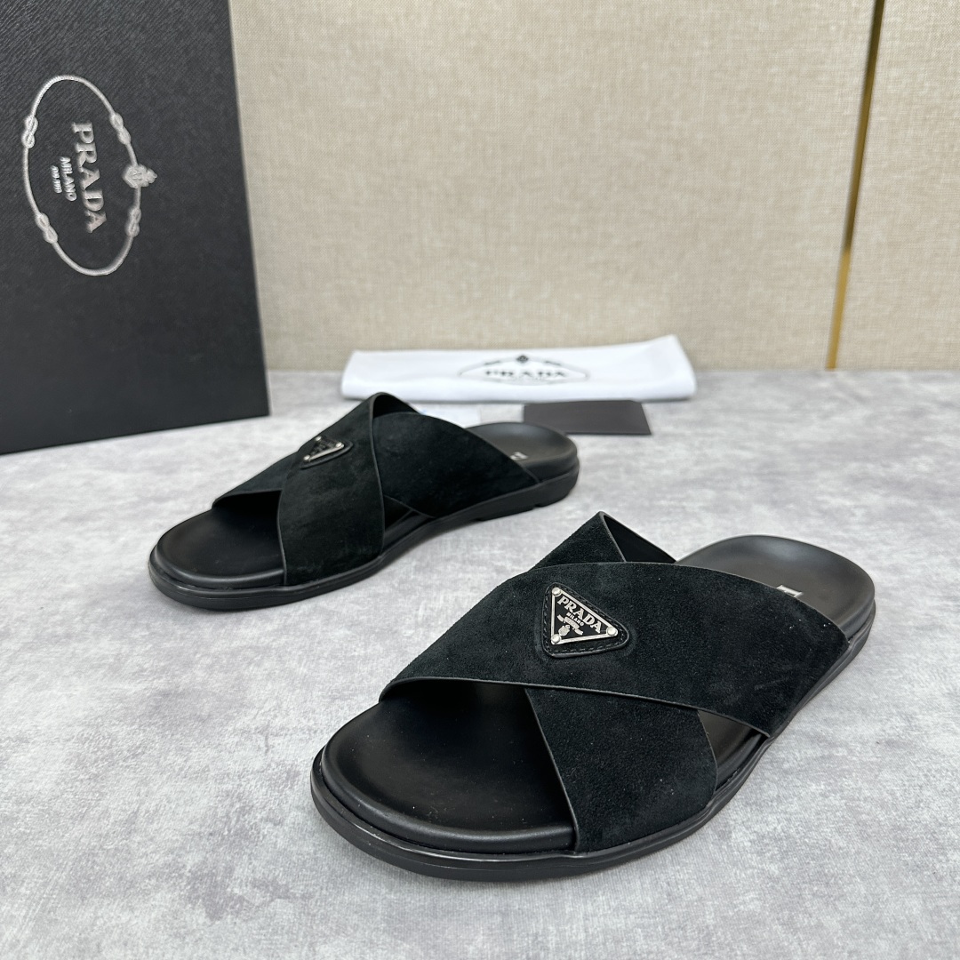 💋💍P家新品  Prad* 普拉-达  新款男士柔软羊皮拖鞋   这款极简拖鞋采用羊皮交叉鞋面打造  塑