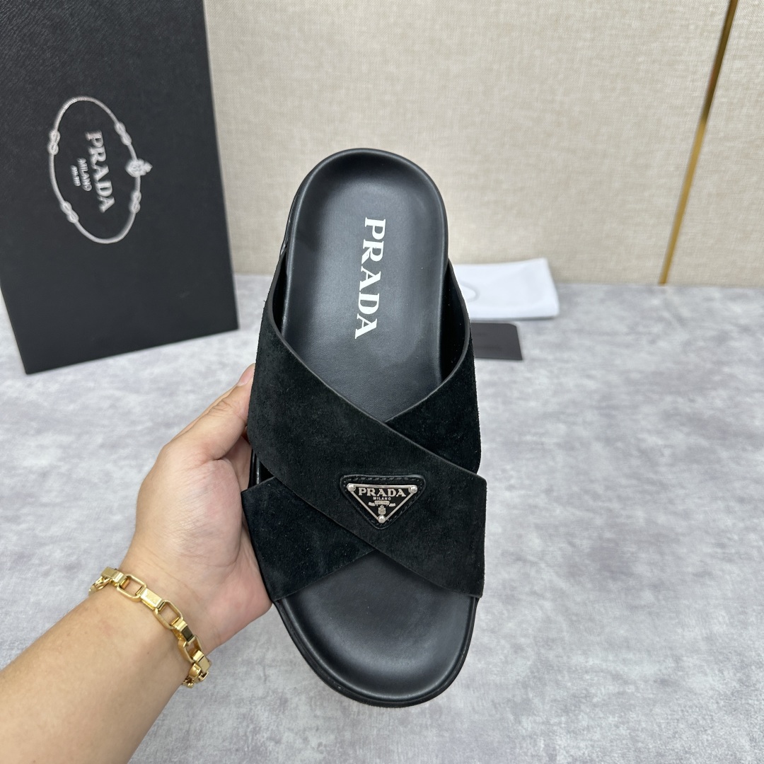 💋💍P家新品  Prad* 普拉-达  新款男士柔软羊皮拖鞋   这款极简拖鞋采用羊皮交叉鞋面打造  塑