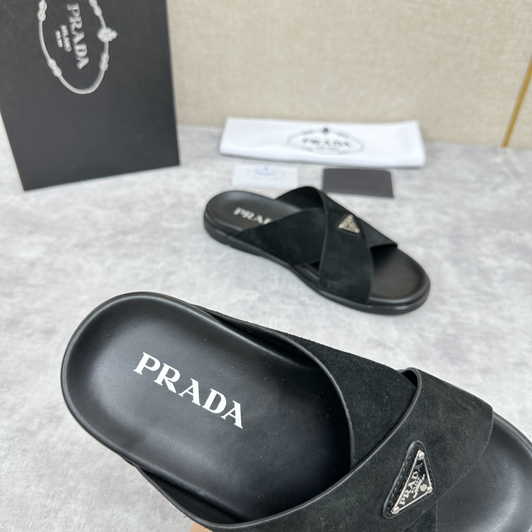 💋💍P家新品  Prad* 普拉-达  新款男士柔软羊皮拖鞋   这款极简拖鞋采用羊皮交叉鞋面打造  塑
