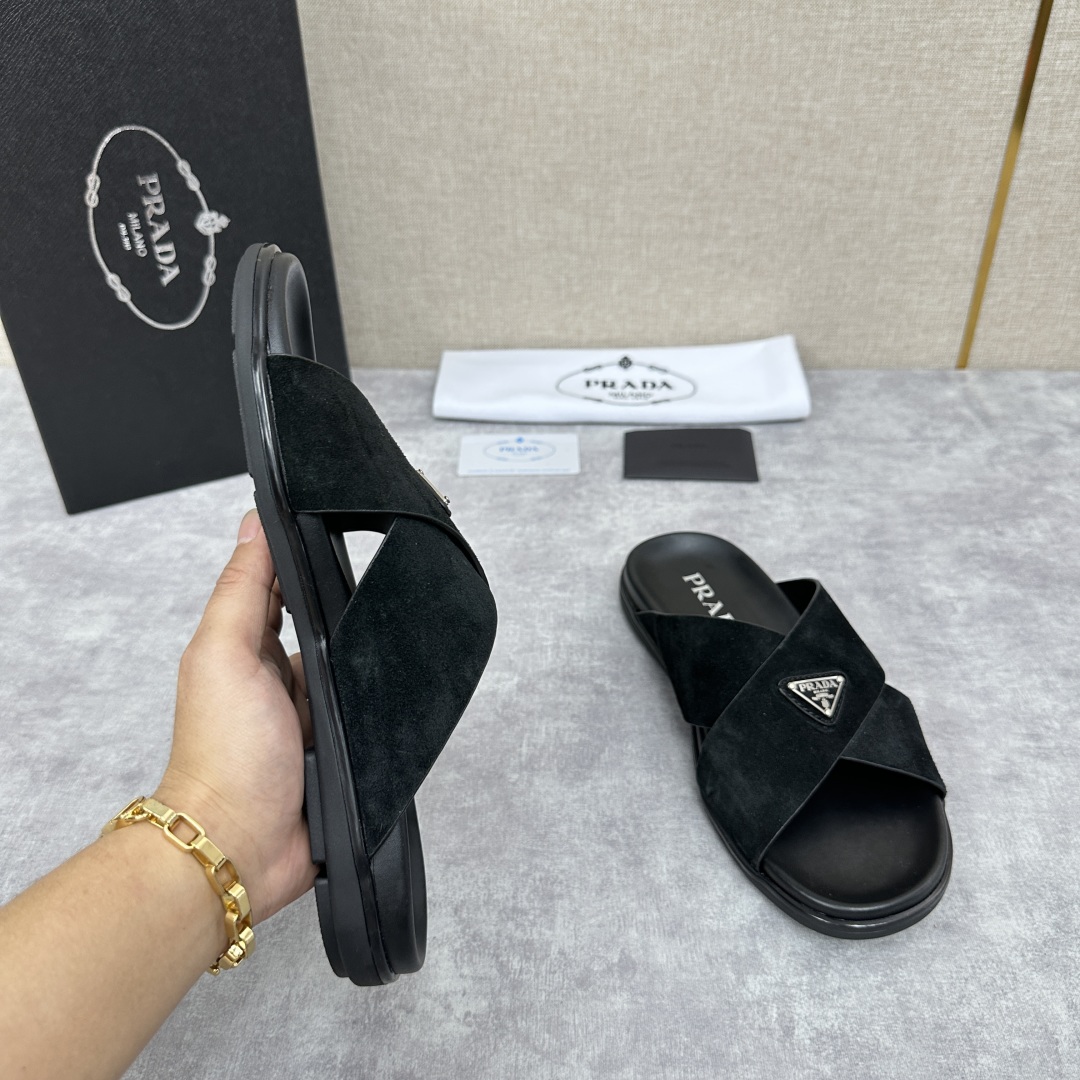 💋💍P家新品  Prad* 普拉-达  新款男士柔软羊皮拖鞋   这款极简拖鞋采用羊皮交叉鞋面打造  塑