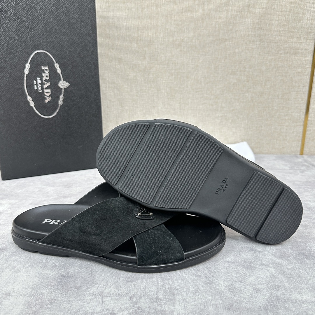 💋💍P家新品  Prad* 普拉-达  新款男士柔软羊皮拖鞋   这款极简拖鞋采用羊皮交叉鞋面打造  塑