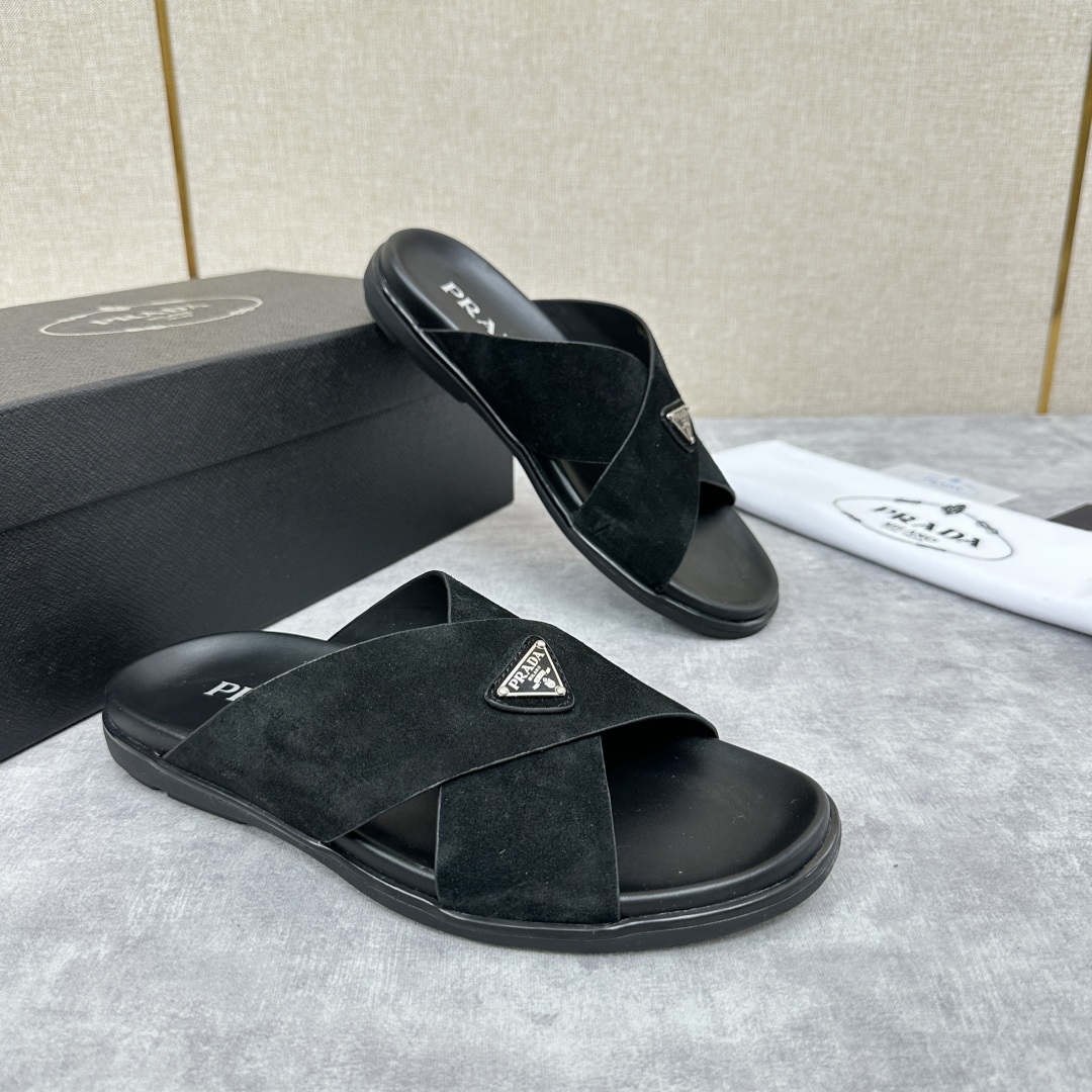 💋💍P家新品  Prad* 普拉-达  新款男士柔软羊皮拖鞋   这款极简拖鞋采用羊皮交叉鞋面打造  塑