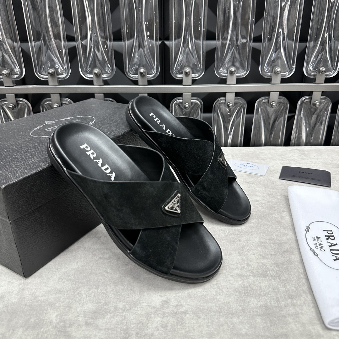 💋💍P家新品  Prad* 普拉-达  新款男士柔软羊皮拖鞋   这款极简拖鞋采用羊皮交叉鞋面打造  塑
