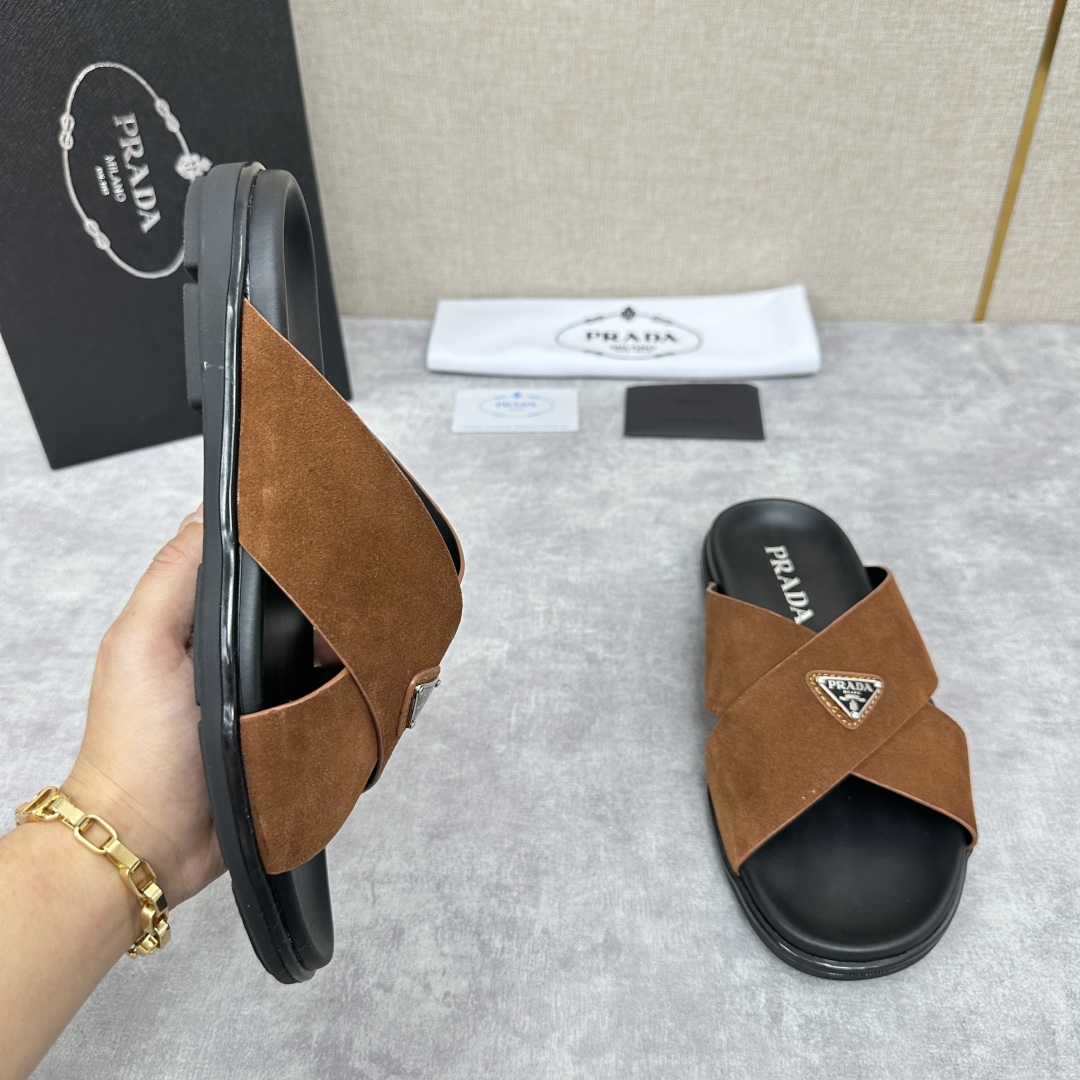 💋💍P家新品  Prad* 普拉-达  新款男士柔软羊皮拖鞋   这款极简拖鞋采用羊皮交叉鞋面打造  塑