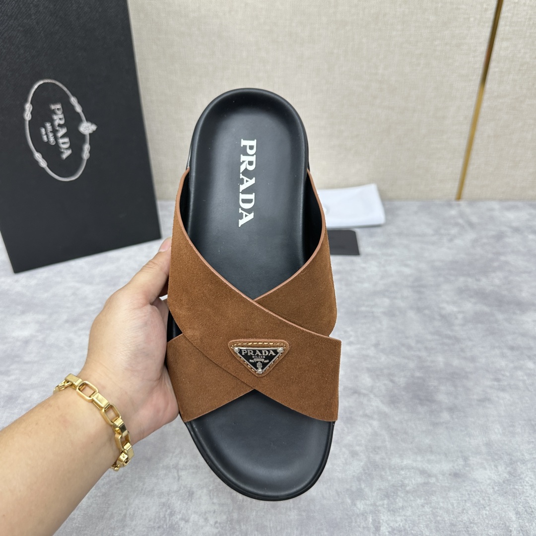 💋💍P家新品  Prad* 普拉-达  新款男士柔软羊皮拖鞋   这款极简拖鞋采用羊皮交叉鞋面打造  塑