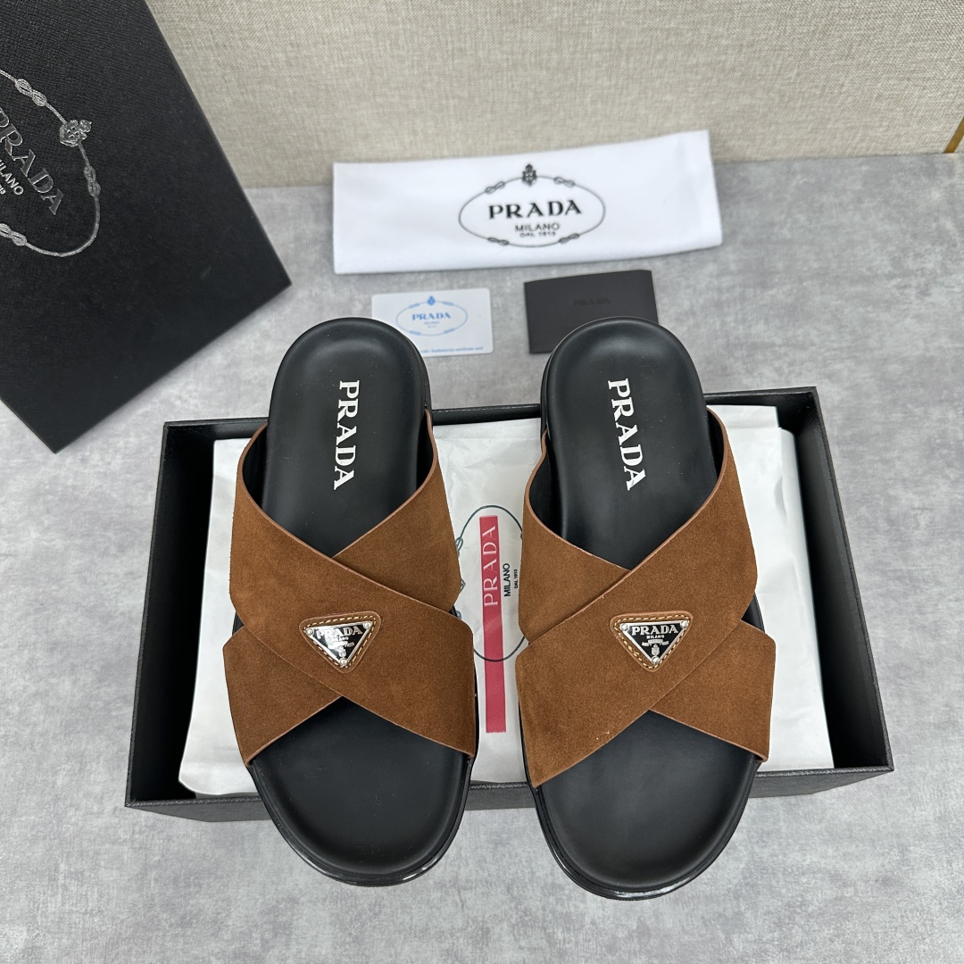 💋💍P家新品  Prad* 普拉-达  新款男士柔软羊皮拖鞋   这款极简拖鞋采用羊皮交叉鞋面打造  塑