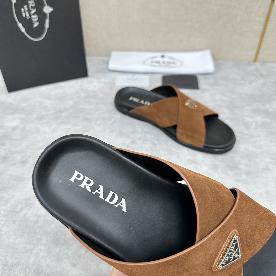 💋💍P家新品  Prad* 普拉-达  新款男士柔软羊皮拖鞋   这款极简拖鞋采用羊皮交叉鞋面打造  塑