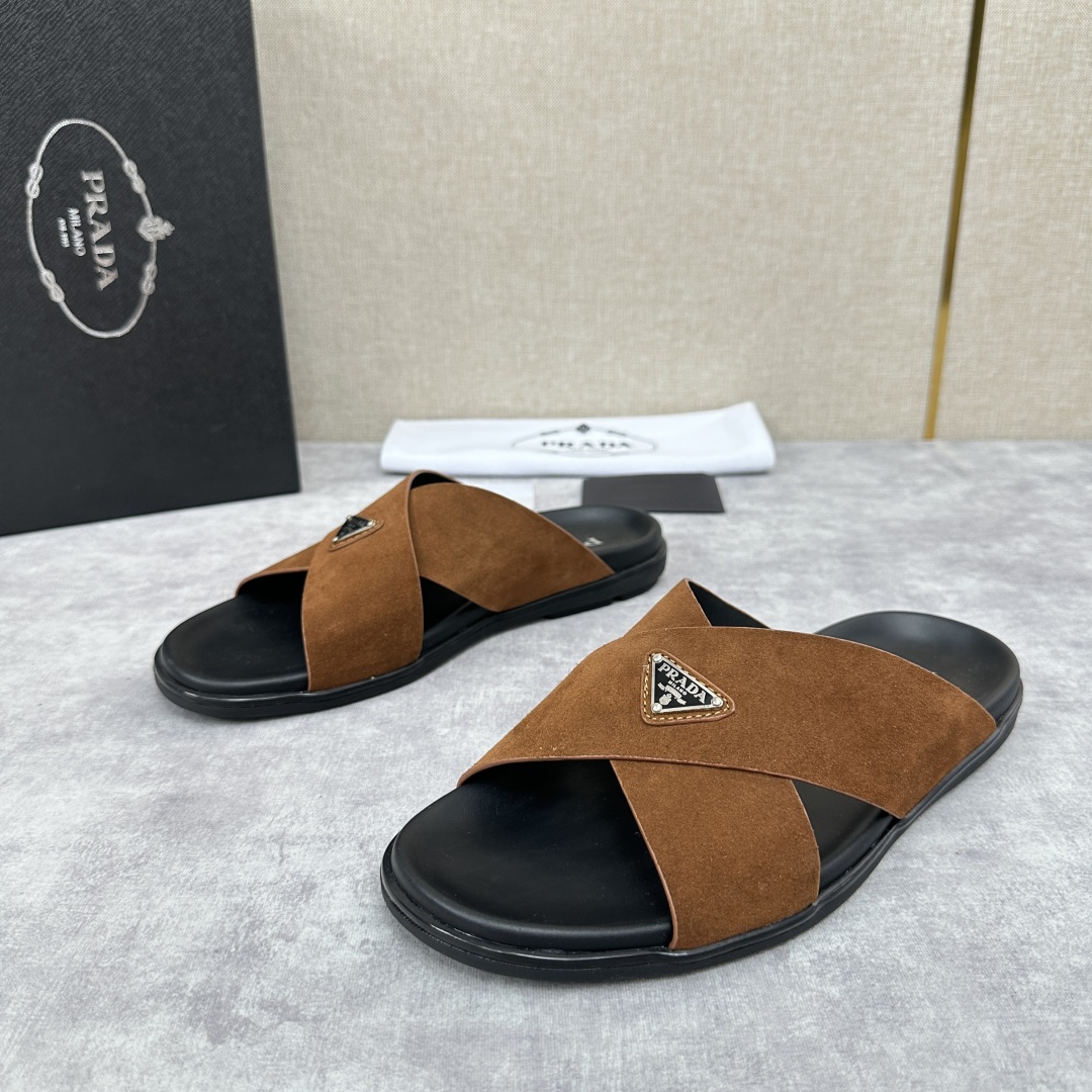 💋💍P家新品  Prad* 普拉-达  新款男士柔软羊皮拖鞋   这款极简拖鞋采用羊皮交叉鞋面打造  塑